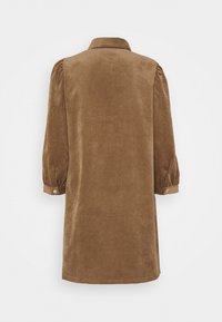 Robe longue à manches longues en velours côtelé brun avec col, épaules froncées et poignets boutonnés, vue de dos sur fond blanc.