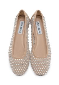 Ballet flats nudi realizzati in tessuto testurizzato, decorati con strass trasparenti nella parte anteriore, con punta rotonda e design slip-on.