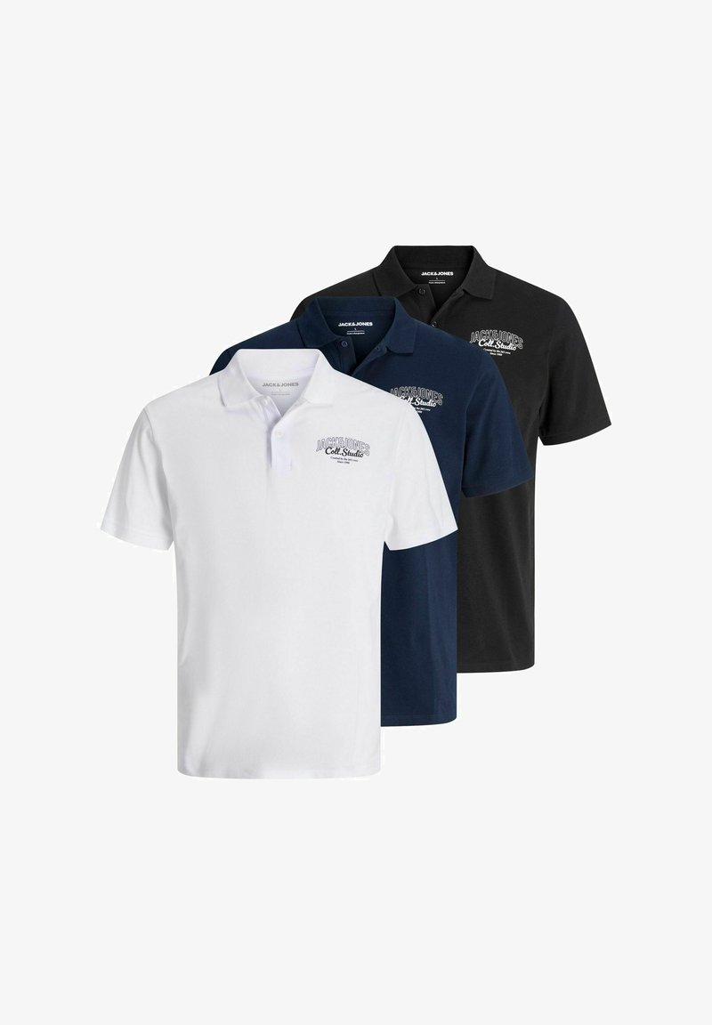 Drei Polohemden ausgestellt: weiß, navy und schwarz. Jedes hat einen klassischen Kragen und ein gesticktes Logo auf der linken Brust. Baumwoll-Mischgewebe.