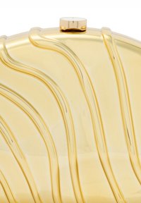 Borsa a mano dorata con onde morbide, superficie liscia e un pratico fermo arrotondato in cima.