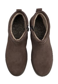 Botas de tobillo de ante marrón con un forro interior suave, suelas planas y cremalleras laterales. El diseño presenta formas limpias y suaves con acentos mínimos.