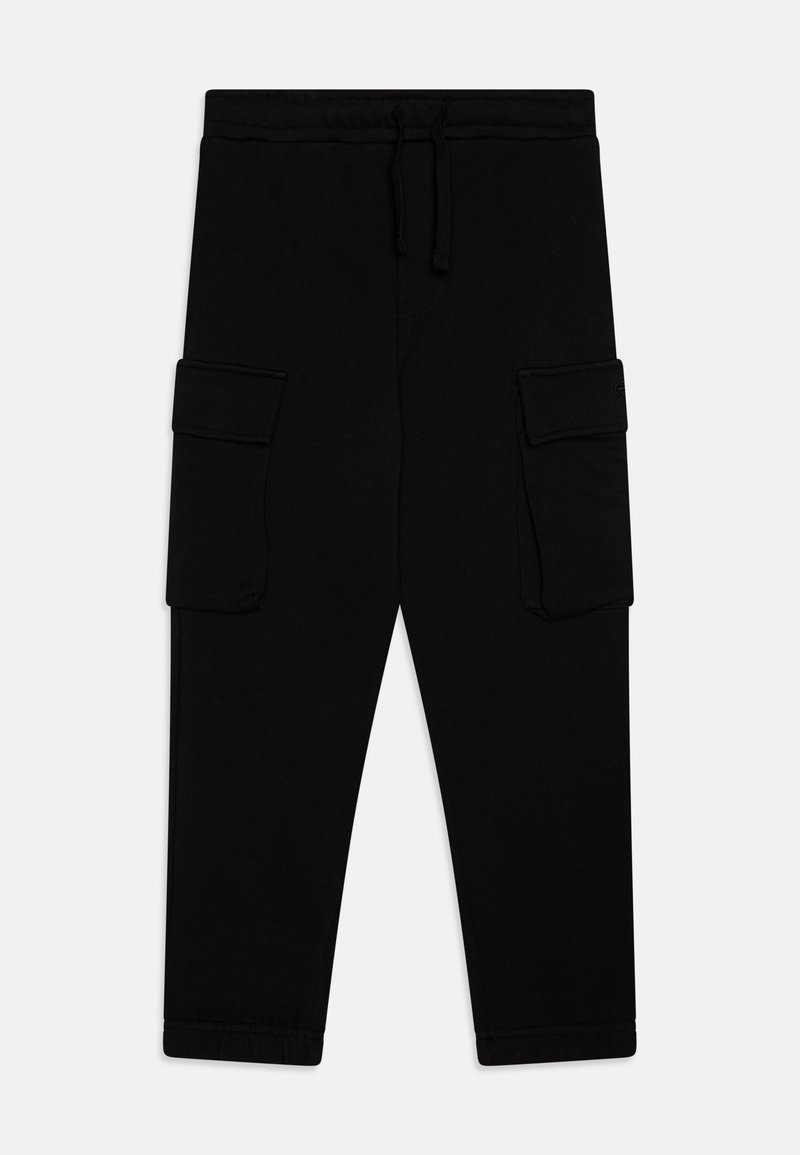 Svarta sweatpants med dragsko i midjan, smalnande ben och två sidofickor med lock. Mjuk kvalitet och minimalistisk design.