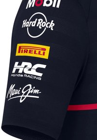 Granatowa, krótkozbrojna koszulka z czerwoną paskiem, z białymi i żółtymi logo: Mobil, Hard Rock, Pirelli, HRC Honda Racing i Maui Jim.