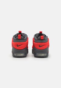 Nike Sportswear AIR MORE UPTEMPO LOW - Treniņu apavi - dark grey/light crimson/metallic silver