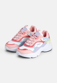 Une paire de baskets FILA rose, blanche, violette, bleue, rouge et jaune avec des semelles blanches épaisses et des lacets sur un fond blanc.