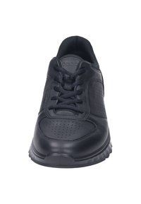 Schwarzer Sportschuh mit glattem Lederoberteil, perforierten Einsätzen für Atmungsaktivität, Schnürdesign und gepolsterter Sohle für Komfort.