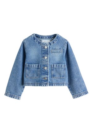 Niebieska, krótkia kurtka jeansowa z okrągłym dekoltem, czterema przednimi guzikami, dwoma dużymi kwadratowymi kieszeniami oraz jedną małą kieszenią na piersi na białym tle.