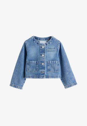 Denimblaues Cropped-Jackett mit rundem Ausschnitt, vier vorderen Knöpfen, zwei großen quadratischen Taschen und einer kleinen Brusttasche auf weißem Hintergrund.