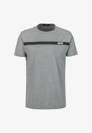 T-shirt gris à manches courtes avec une bande noire horizontale sur la poitrine et le logo "REPLAY" sur le côté gauche, au-dessus d'une poche poitrine.