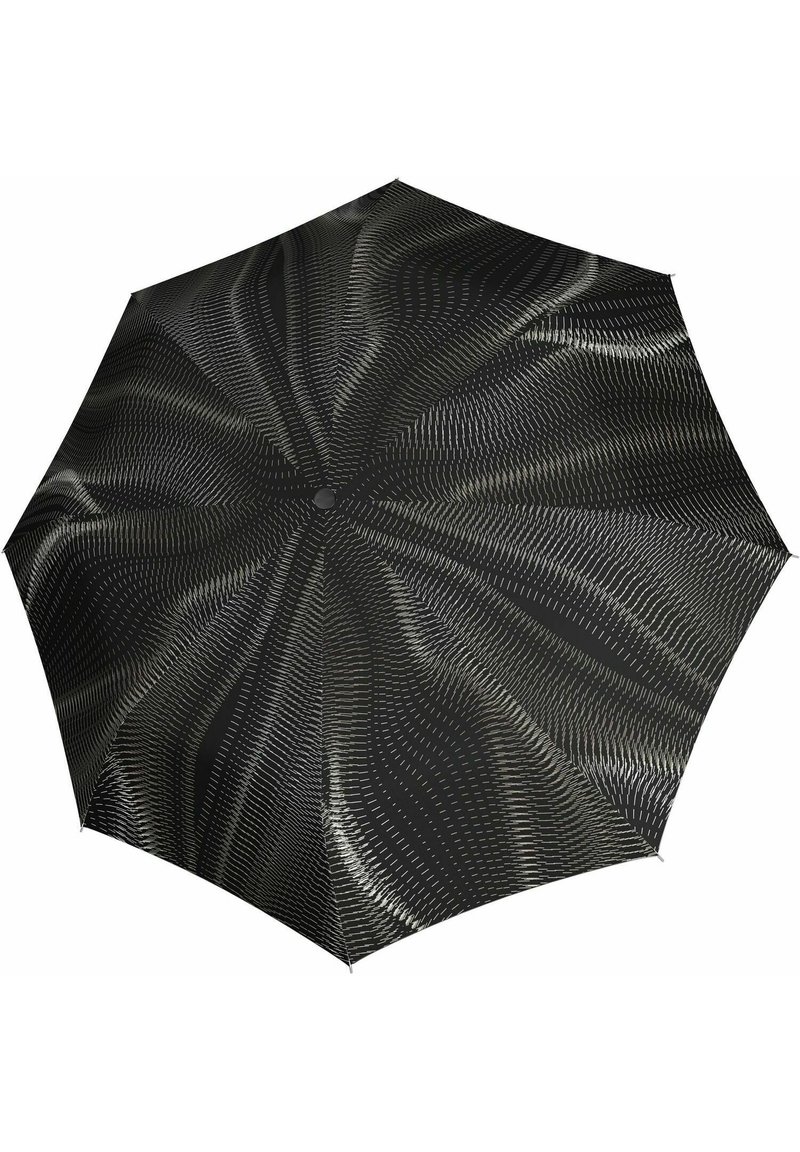 Schwarzer Regenschirm mit einem wirbelnden Muster in Grau. Verfügt über eine glatte Stoffoberfläche mit einem runden oberen Knopf und einem robusten, gebogenen Griff.