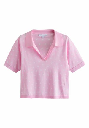 Różowa koszulka polo z krótkim rękawem w białe kropki, z otwartym kołnierzem i prostym dołem.