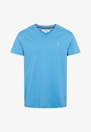 Égkék pamut póló V-nyakkal, rövid ujjú, és egy kis zöld logóval a bal mellen. Simává textúra, szabványos méret.