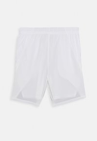 Vita atletiska shorts med elastisk midja och meshsidopaneler, utlagda platt mot en vit bakgrund.