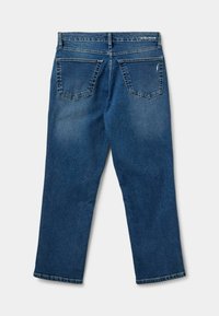 Sininen farkkuleikkaus suoralla lahkeella, viisi taskua ja hieman haalistunut pinta. Takapussit sisältävät ommellun yksityiskohdan.