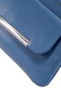 Portafoglio in pelle blu con finitura testurizzata, caratterizzato da un'accento in metallo argentato e dal nome del marchio inciso "MAITRE" sul lato.