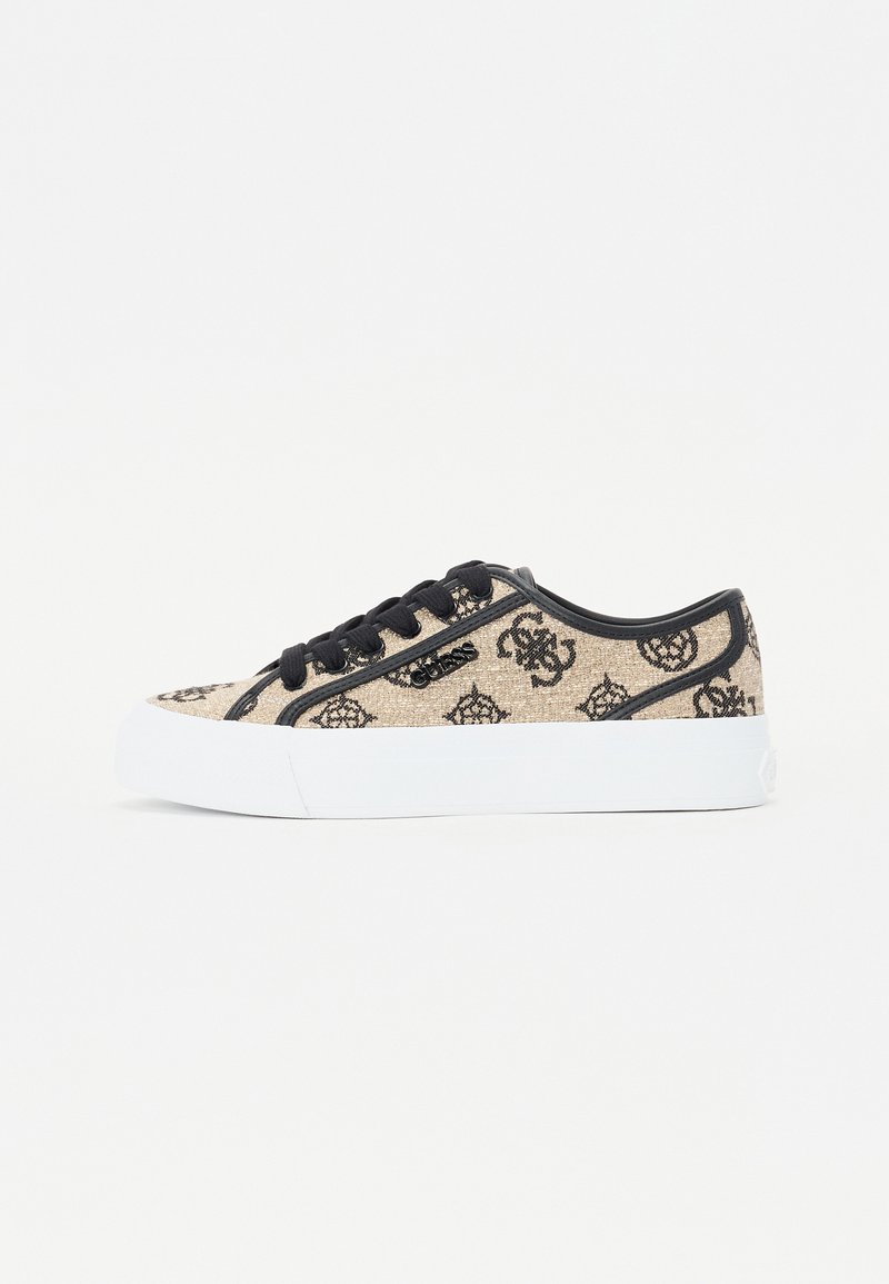 Sneaker in tela beige con motivo logo nero, lacci neri e suola in gomma bianca. Punta arrotondata e design a bassa altezza.