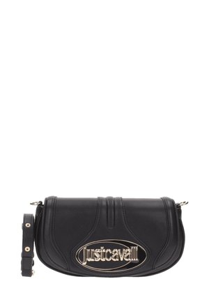 Bolso de piel sintética negra con forma curva. Presenta una placa de logo plateada prominente, detalles de costura y una correa desmontable.
