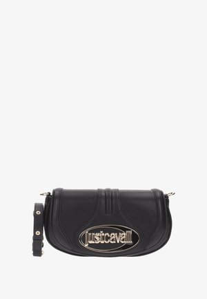 Sac à main en simili cuir noir avec une forme courbée. Il présente une plaque de logo en métal argenté, des détails surpiqués et une bandoulière amovible.