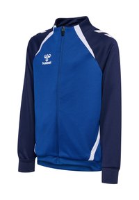 Blauwe en donkerblauwe sportjas met ritssluiting, witte accenten en hummel-logo links op de borst, met lange mouwen en een opstaande kraag.