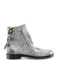 Bottine en daim gris avec œillets métalliques autour du bord supérieur, fermeture éclair latérale et semelle noire basse.