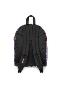 Mochila negra con correas acolchadas, que presenta un colorido patrón floral a lo largo de los bordes. Material duradero con un asa superior para llevar.
