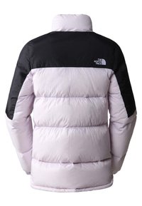 Puffjakke med en lys rosa kropp og svarte skuldre. Har høy krage, en quiltet polstring og The North Face-logoen på baksiden.