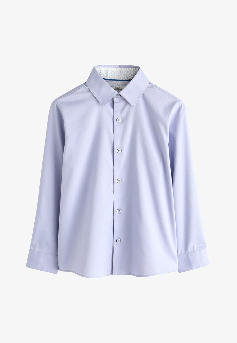Chemise bleu clair à manches longues avec boutons, col pointu et doublure intérieure du col à motifs, présentée sur fond blanc.