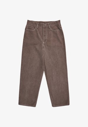 Bruine denim broek met een recht model, voorzien van contrasterende witte stiksels en een standaard tailleband met een knoopsluiting aan de voorkant.