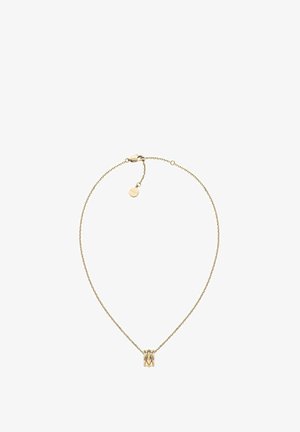 Collier doré avec une chaîne délicate et un pendentif cylindrique texturé, orné d'une petite étiquette de marque attachée.