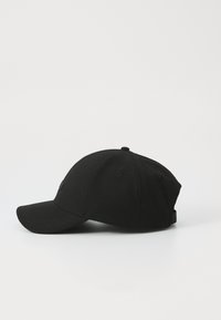 Casquette noire avec un tissu texturé, visière incurvée et design à six panneaux avec œillets de ventilation et une sangle ajustable à l'arrière.