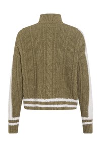 Gestrickter olivgrüner Pullover mit hohem Kragen, Kabelstruktur und weißen Streifenakzenten an den Ärmeln und dem Saum. Dickes, gemütliches Material.