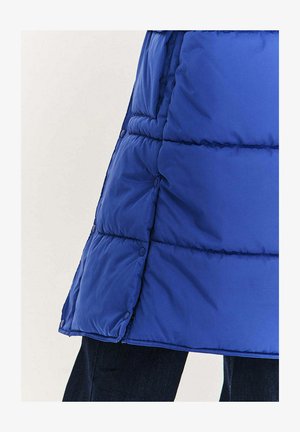Niebieska pikowana kurtka puchowa z teksturą pikowaną, wyposażona w zatrzaski na dolnym brzegu i lekko rozkloszowany fason. Materiał wydaje się lekki.