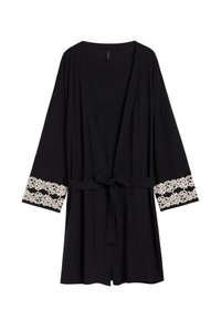 Zwart kimono-stijl robe van zachte stof, met brede mouwen en witte bloemenkant afwerking bij de manchetten en een bijpassende strikriem.