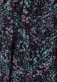 Černá látka s květinovým vzorem v růžových a tyrkysových květinách. Textura je hladká a design obsahuje opakující se uspořádání listů a květů.