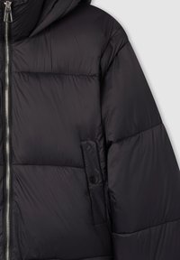 Giacca imbottita nera con cappuccio, dotata di chiusura con zip e tasca laterale. Tessuto liscio con finitura lucida e cuciture evidenziate.