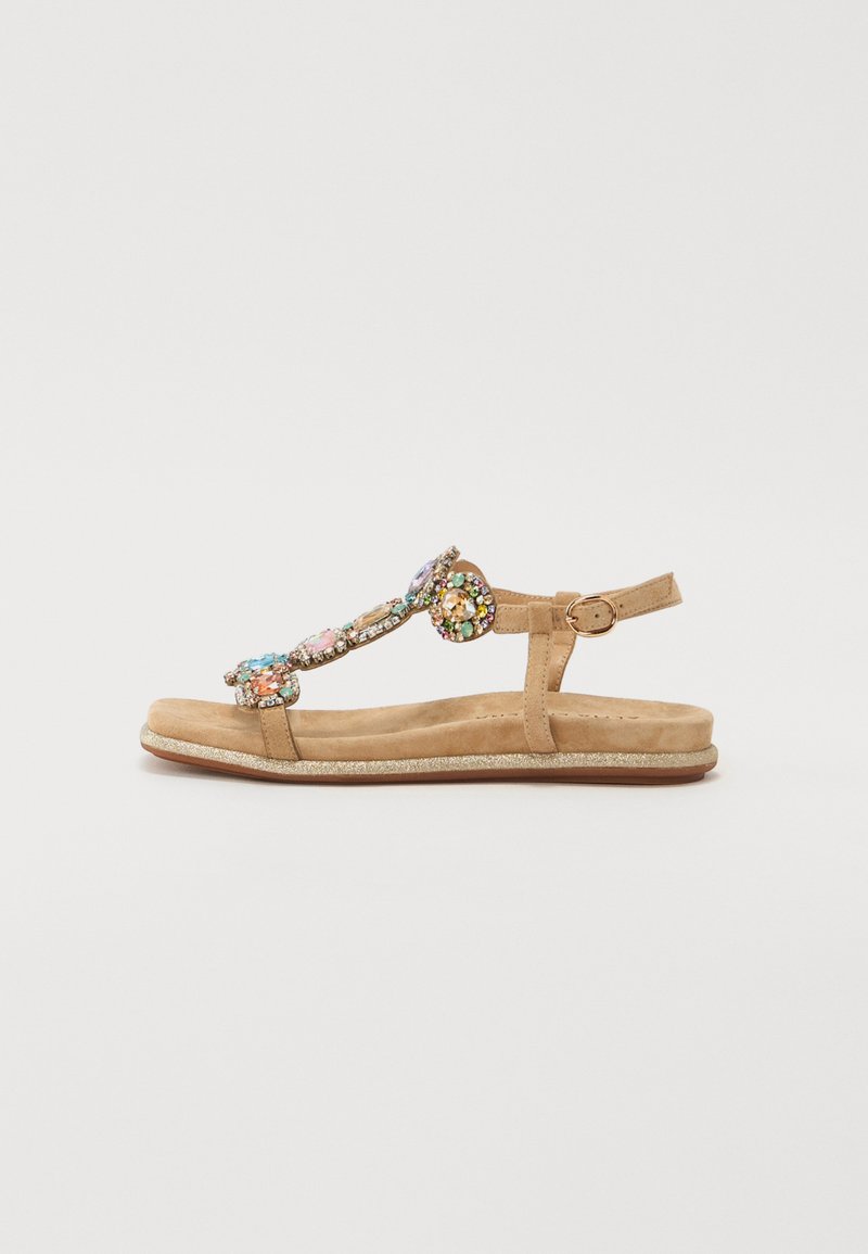 Sandaler i flatt design med suedes struktur. Har dekorative steiner i rosa, blå og grønne nyanser. Spenne lukking og glitrende såledetalj.