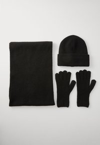 Ensemble de bonneterie noir comprenant un bonnet, une �écharpe et des gants. Texture côtelée, écharpe de longueur intermédiaire, bonnet retourné et gants sans doigts avec cinq fentes pour les doigts.