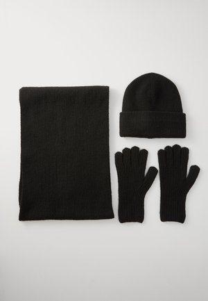 Conjunto de gorro, bufanda y guantes de punto negro. Textura acanalada, bufanda de longitud media, gorro con vuelta y guantes sin dedos con cinco compartimentos para los dedos.