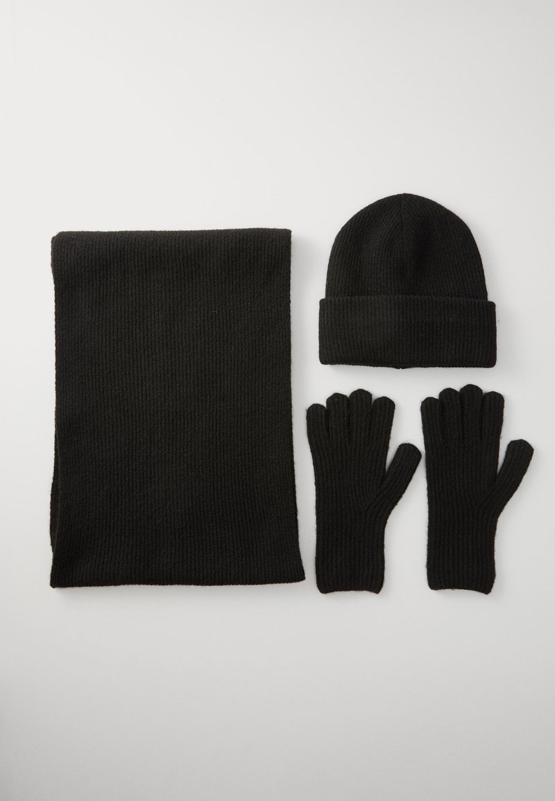 Ensemble de bonneterie noir comprenant un bonnet, une écharpe et des gants. Texture côtelée, écharpe de longueur intermédiaire, bonnet retourné et gants sans doigts avec cinq fentes pour les doigts.