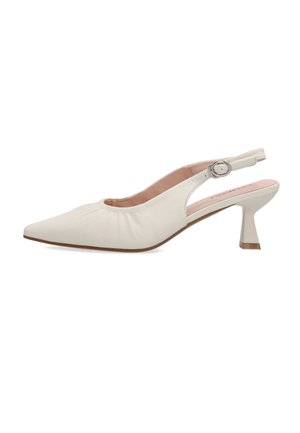 Witte slingback pump met een spitse neus, een lage, gebogen blokhak en zilveren gespdetail.