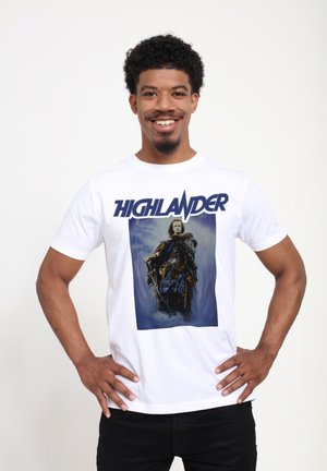 Weißes Baumwoll-T-Shirt mit einem "Highlander"-Grafikdruck, auf dem ein Charakter in Rüstung vor einem blauen Hintergrund abgebildet ist. Kurzärmel, Rundhalsausschnitt.
