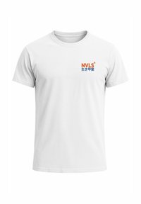Weißes Baumwoll-T-Shirt mit Rundhalsausschnitt, kurzen Ärmeln und einem Front-Logo in orange und blauer Schrift. Einfaches Design, ohne zusätzliche Muster.
