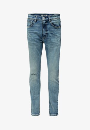 Jeans de mezclilla azul claro con un corte slim, que presentan un diseño de bolsillo delantero, costuras visibles y un detalle desgastado cerca de la rodilla.