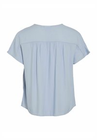Lichtblauw blouse met korte mouwen, ronde hals, geplooide achterkant en een relaxte pasvorm, gemaakt van een zachte, gladde stof.