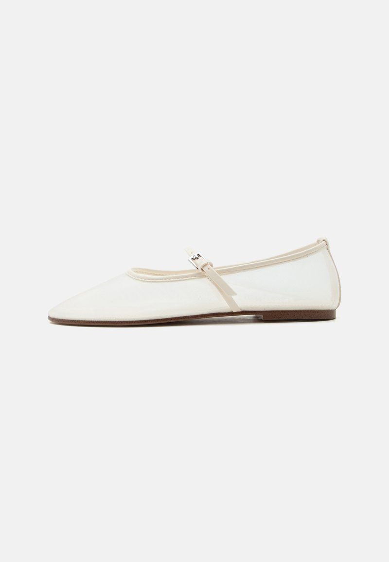 Chaussure plate Mary Jane blanche avec bout pointu, fine bride réglable avec boucle argentée, et semelle marron sur fond blanc.