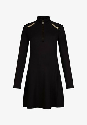 Vestito nero a maniche lunghe con colletto alto, mezza chiusura lampo frontale e dettagli in catena dorata sulle spalline.