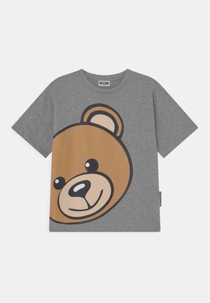 Grijze tshirt met korte mouwen met een grote bruine berenafbeelding op de voorkant, omrand door zwart en met witte accenten rond de ogen en neus.