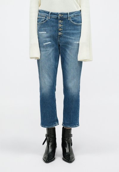Jeans z rozciągliwego denimu w średnim odcieniu z wysokim stanem, pięcioma guzikami z przodu, przetarciami oraz krótkim, prostym nogawką.