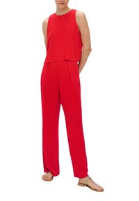 Roter Jumpsuit mit ärmellosem Top und weitem Hosenbein. Glattes Material, lockere Passform, geschichtetes Design, schlichte Halslinie und minimale Details.