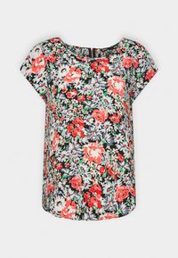 Blusa de manga corta floral con fondo negro, flores rojas y azules, escote redondo y corte holgado. Tejido ligero con textura suave.